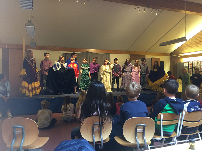 Skolelever i Blentarp avslutar en workshop med romsk modevisning